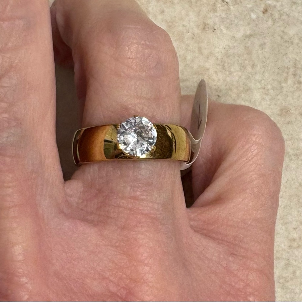 Elegant Gold Ring with Diamond Accent